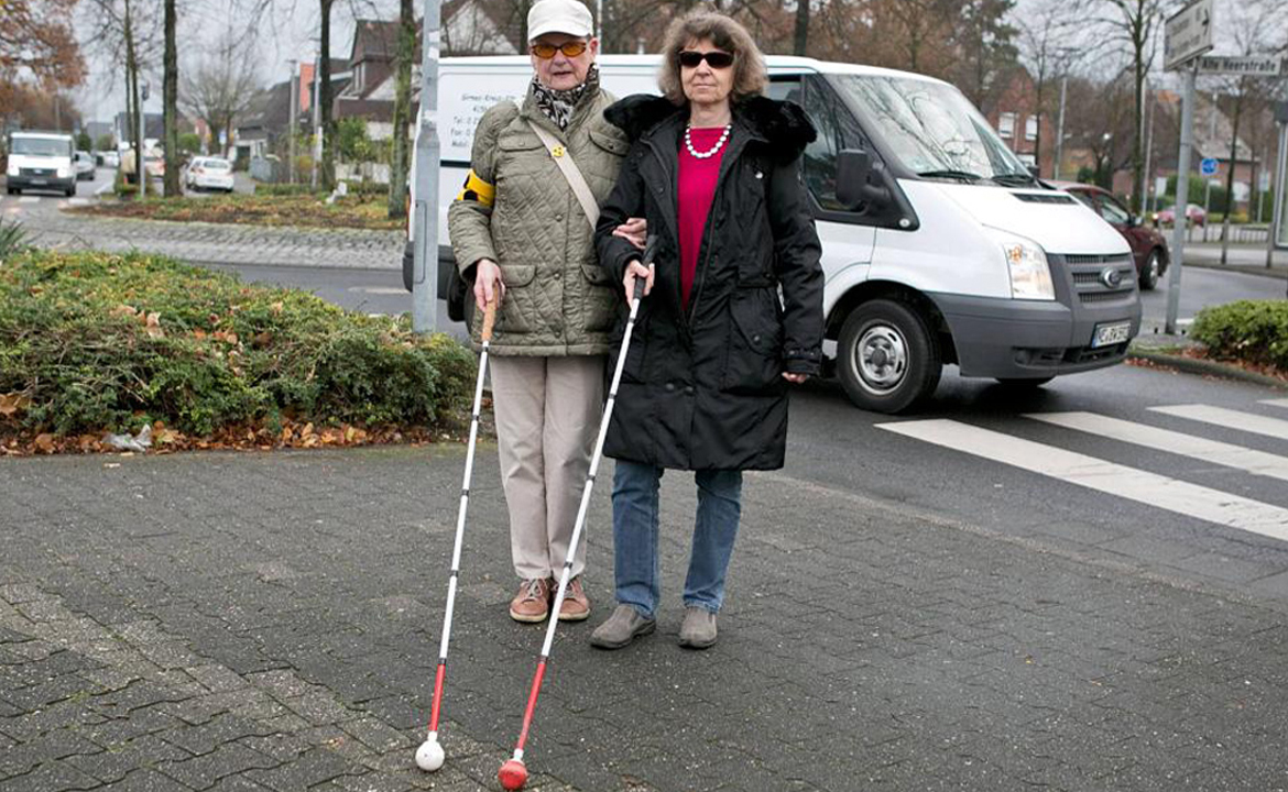 Manuela Dolf muss mit ihren Blind-Gänger weiter auf ein Leitsystem warten