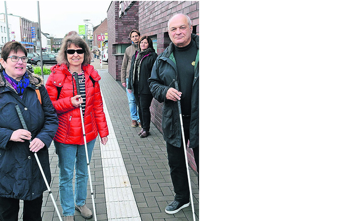 Foto: Die Kaarster Blindgänger Margaret Reinhardt, Manuela Dolf und Emanuel Stadler freuen sich über den neuen Weg auf der Neusser Straße. NGZ-Foto: WOI