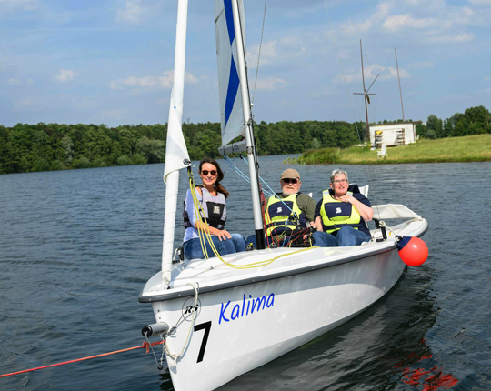 Ausbilderin Ines (l.) mit Margaret und Rolf Reinhard im speziell ausgerüsteten Segelboot Kalima. Foto: Wolfgang Walter